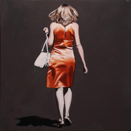 Femme qui marche robe orange 60X60 cm