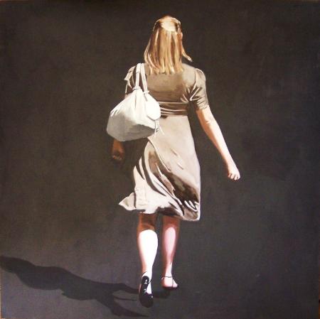 Femme qui marche au sac blanc