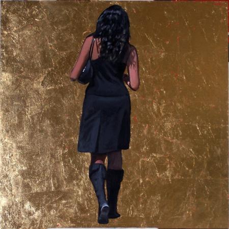 Femme qui marche, robe noire  (fond or)