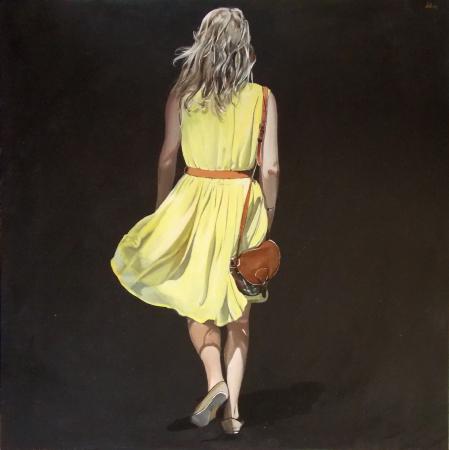 femme qui marche, robe jaune.