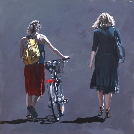 Deux femmes qui marchent avec un vélo