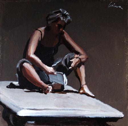femme lisant sur un banc de pierre